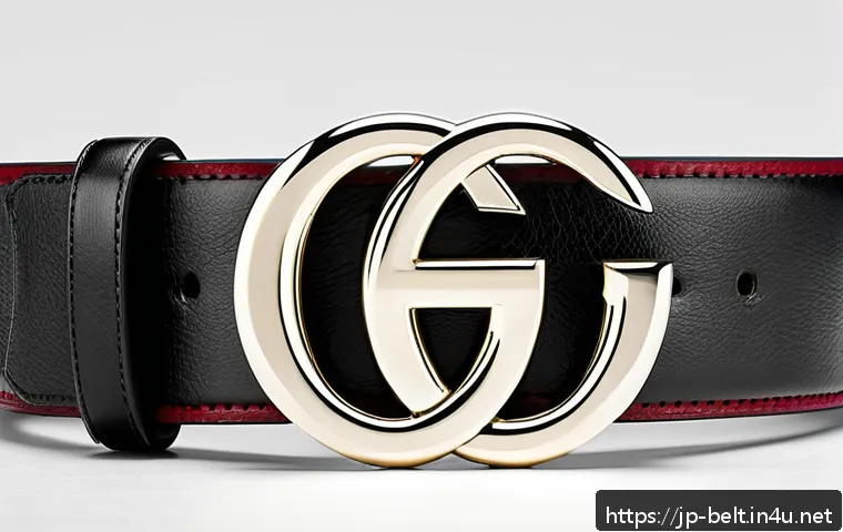 구찌와 루이비통의 리버서블 벨트 비교 - A high-fashion close-up shot of a reversible Gucci belt featuring its iconic large double G logo buc...